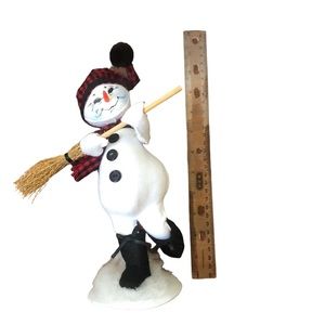 Annalee winter woods snowman skating W/Broom 9 inch NWT number 560121